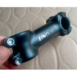 UNO вынос, Алюминиевый, Черный, A-Head 1-1\8,  крепл. руля под 4 болта, Диа:25,4, Длина:90мм, Угол  7 град